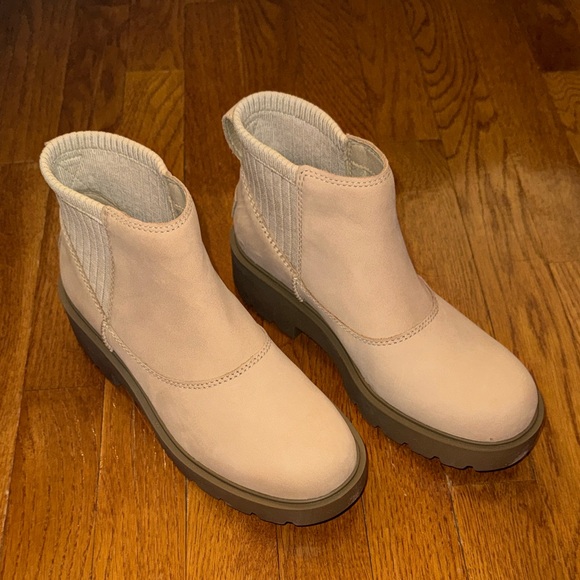 UGG Shoes - Women's UGGs NWT Neutral Beige Chelsea Platform Boots